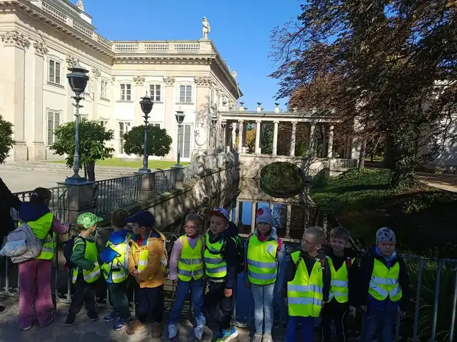 Przedszkolaki przed Pałacem na Wyspie