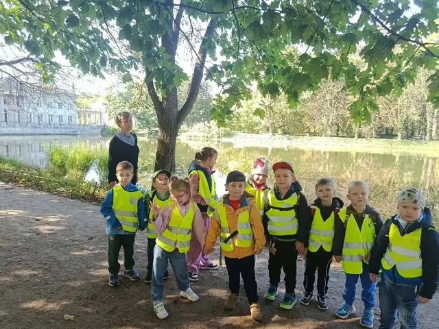 Grupowe zdjęcie nad wodą w Łazienkach