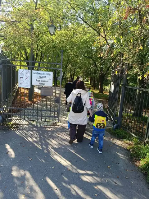 Spacer alejkami Łazienek Królewskich
