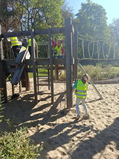 Zabawa na drewnianym placu zabaw w Łazienkach