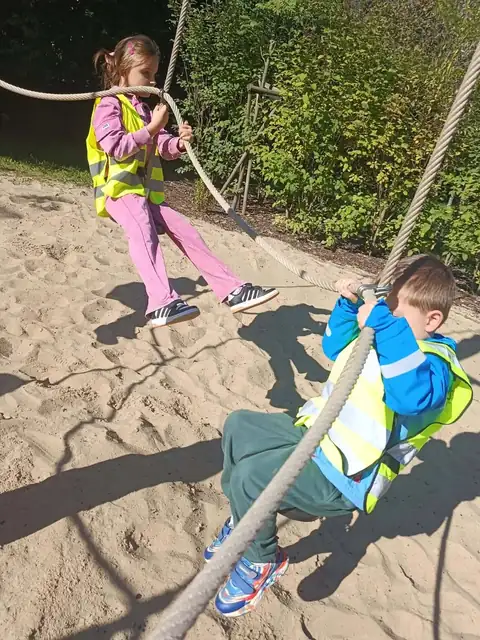 Zabawa na drewnianym placu zabaw w Łazienkach