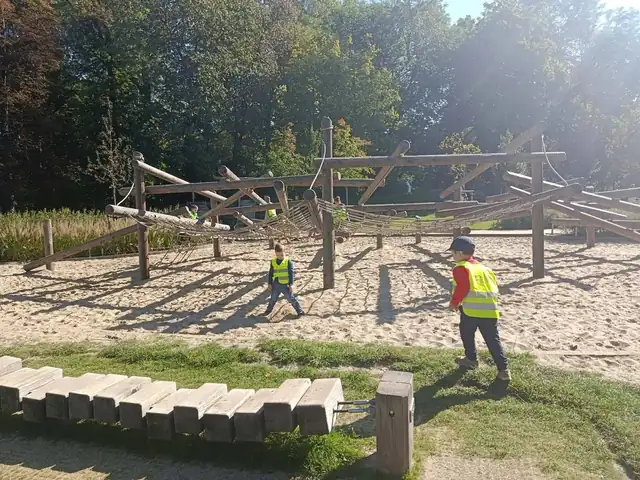Zabawa na drewnianym placu zabaw w Łazienkach