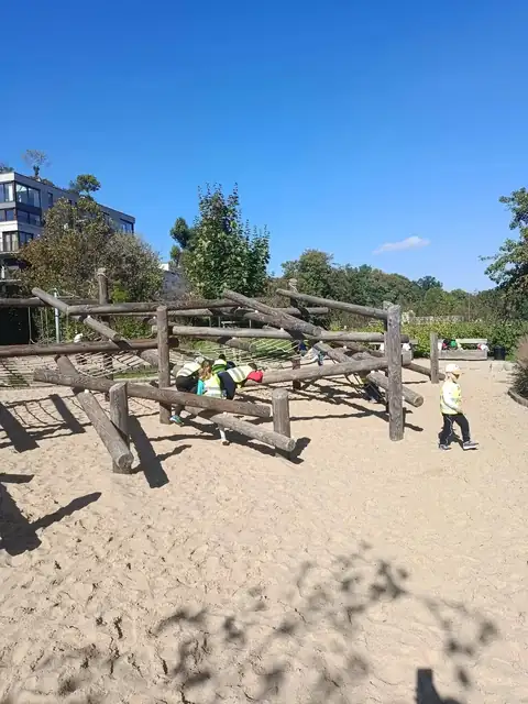 Zabawa na drewnianym placu zabaw w Łazienkach