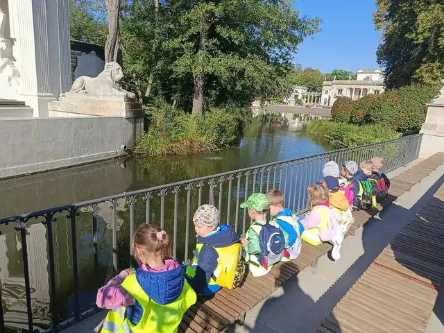 Spacer wzdłuż wody w Łazienkach Królewskich