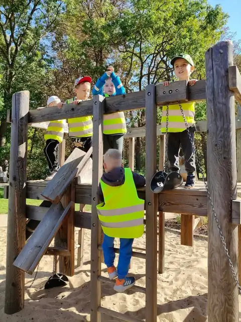 Zabawa na drewnianym placu zabaw w Łazienkach