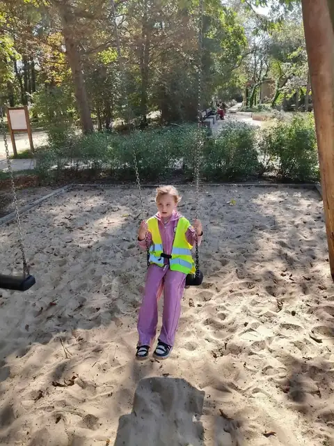 Zabawa na drewnianym placu zabaw w Łazienkach