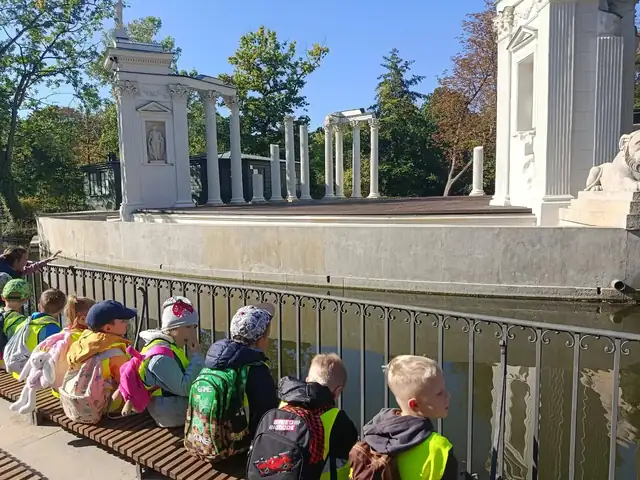 Spacer wzdłuż wody w Łazienkach Królewskich