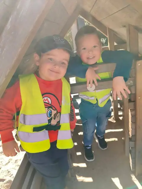 Zabawa na drewnianym placu zabaw w Łazienkach