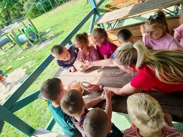 Warsztaty robienia masła – potrząsanie słoikami