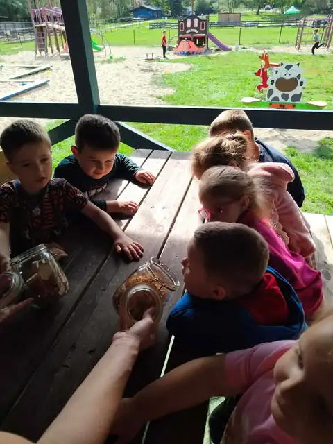 Warsztaty robienia masła – potrząsanie słoikami
