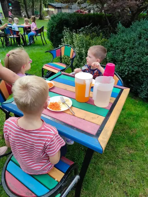 Posiłek przedszkolaków przy stolikach