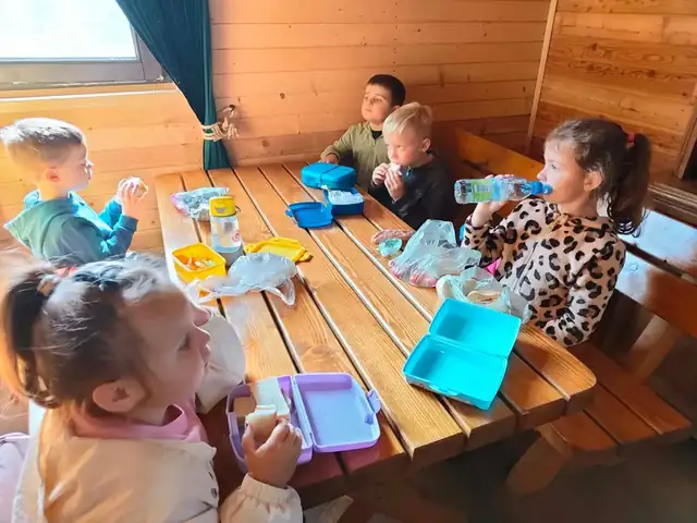Posiłek przedszkolaków przy stolikach