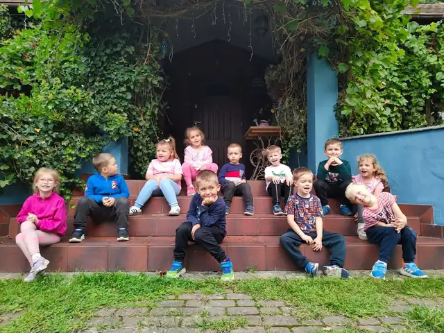 Przedszkolaki na schodach w Wiosce pod Kogutem
