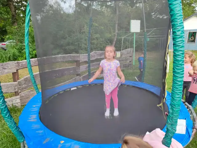 Skakanie na trampolinie
