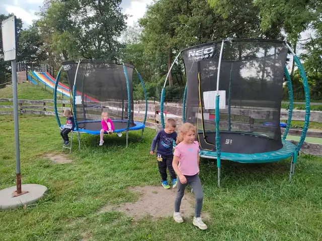 Skakanie na trampolinie