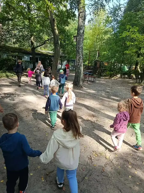 Spacer obok oczka wodnego