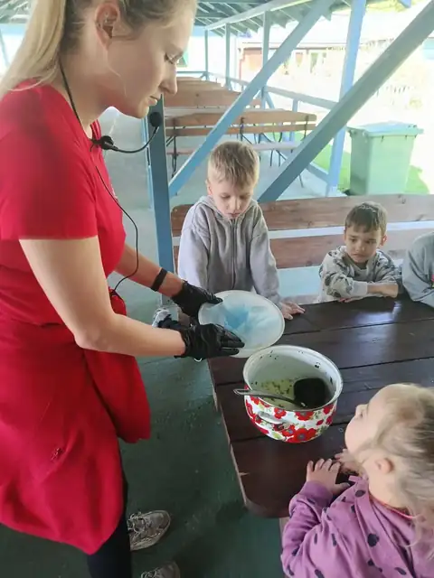 Ubijanie masła w drewnianej maselnicy