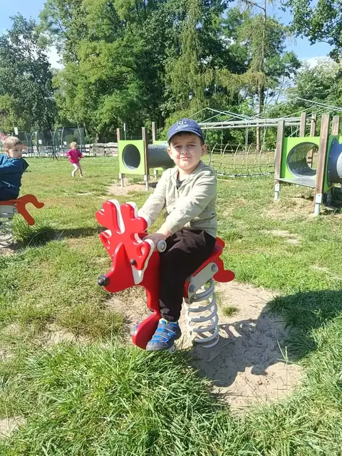 Zabawa na placu zabaw w Wiosce pod Kogutem