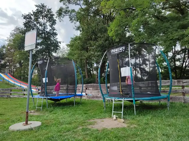 Skakanie na trampolinie