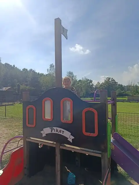 Zabawa na placu zabaw w Wiosce pod Kogutem