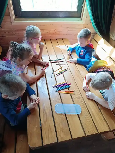 Zajęcia plastyczne z drewnianymi patyczkami