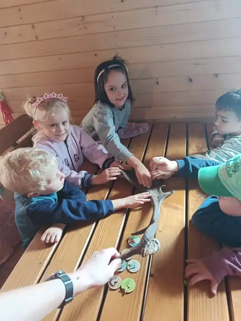 Zajęcia plastyczne z drewnianymi patyczkami