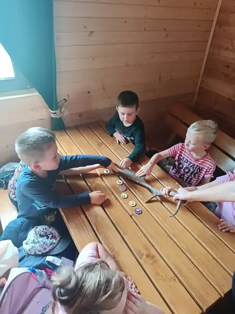 Zajęcia plastyczne z drewnianymi patyczkami