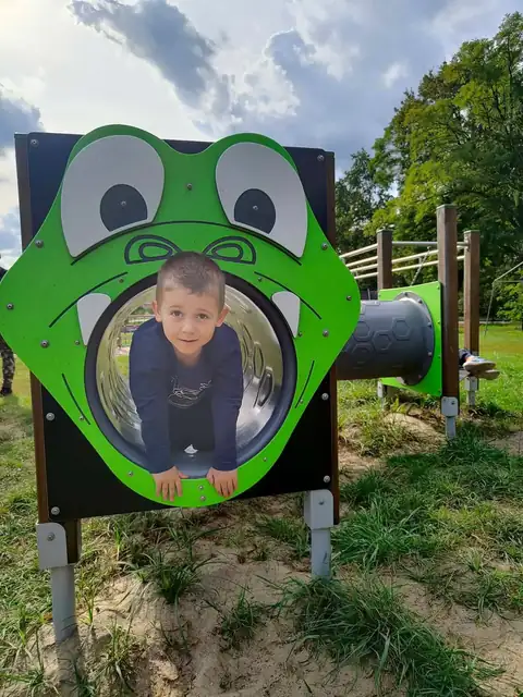 Zabawa na placu zabaw w Wiosce pod Kogutem