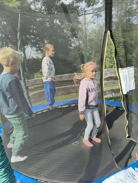 Skakanie na trampolinie