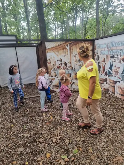 Przedszkolaki z opiekunką na terenie Wioski pod Kogutem