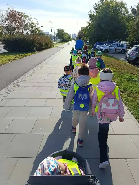 Spacer chodnikiem do Zagrody Jeleni