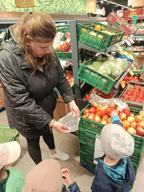 Zakupy owoców przed zajęciami kulinarnymi