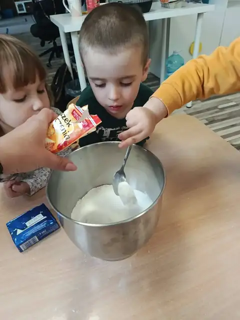 Odmierzanie mąki do ciasta na szarlotkę