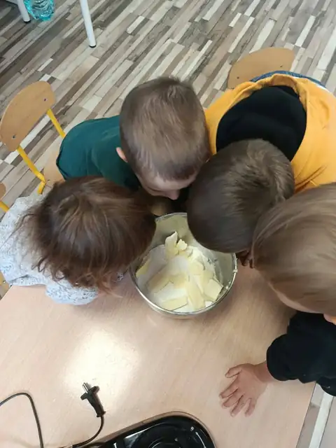 Mieszanie ciasta na szarlotkę w mikserze