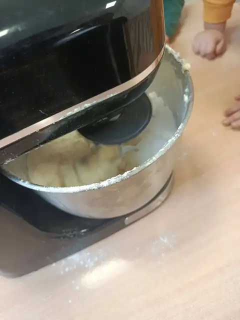 Mieszanie ciasta na szarlotkę w mikserze