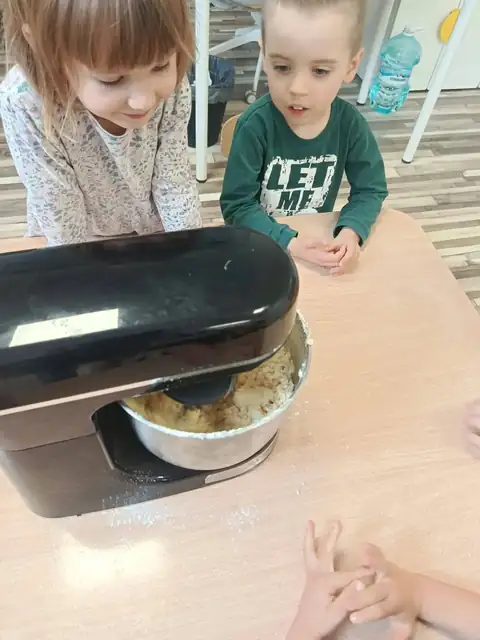 Mieszanie ciasta na szarlotkę w mikserze