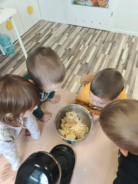 Mieszanie ciasta na szarlotkę w mikserze