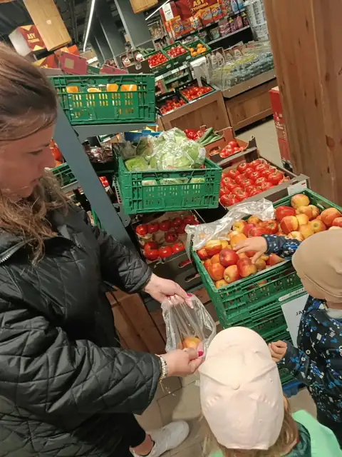 Zakupy owoców przed zajęciami kulinarnymi