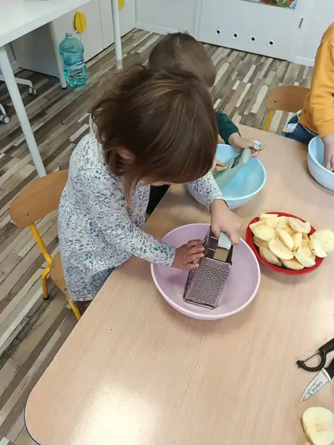 Tarcie jabłek na tarce