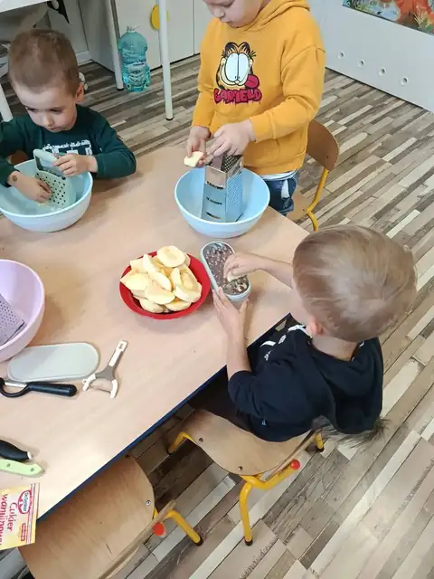 Tarcie jabłek na tarce