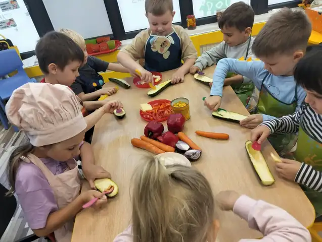 Zajączki kroją warzywa do faszerowanej cukinii
