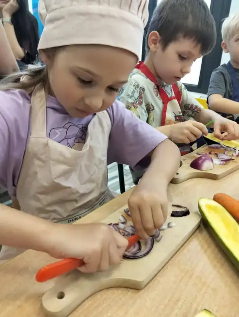 Zajączki kroją warzywa do faszerowanej cukinii