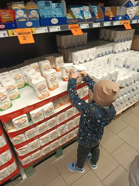 Przedszkolaki wybierają produkty i płacą przy kasie