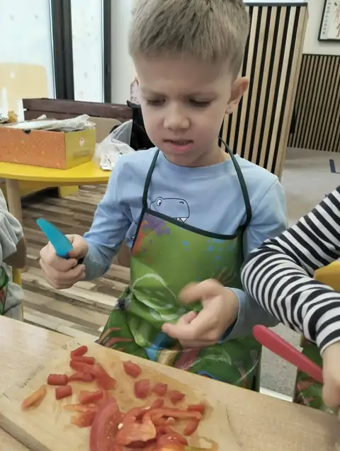 Zajączki kroją warzywa do faszerowanej cukinii
