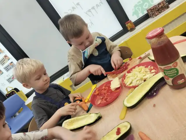 Zajączki kroją warzywa do faszerowanej cukinii