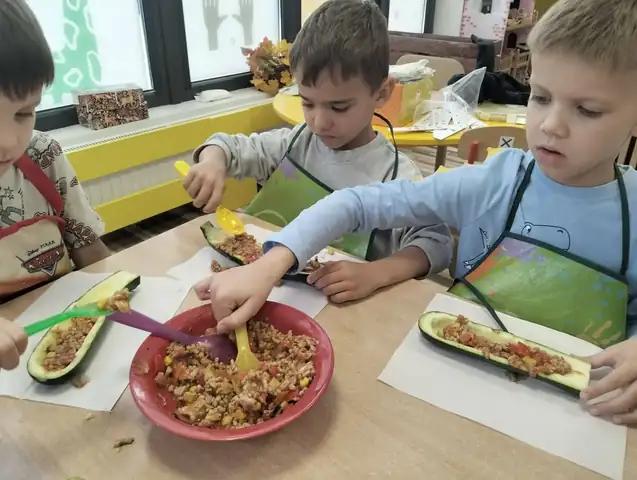 Nadziewanie cukinii warzywnym farszem
