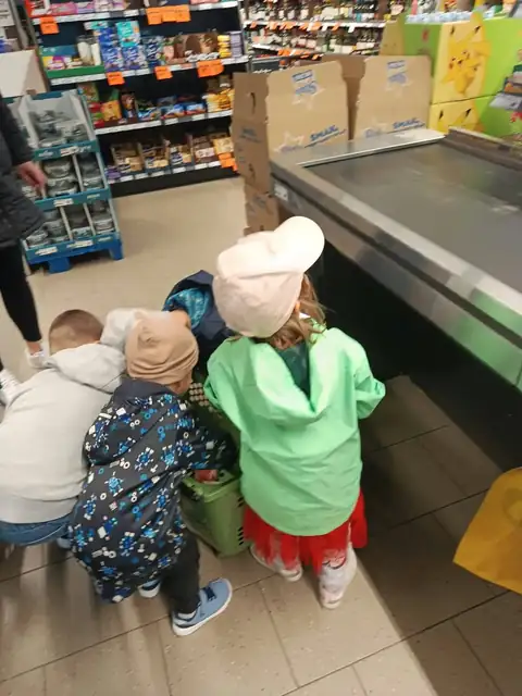 Przedszkolaki wybierają produkty i płacą przy kasie