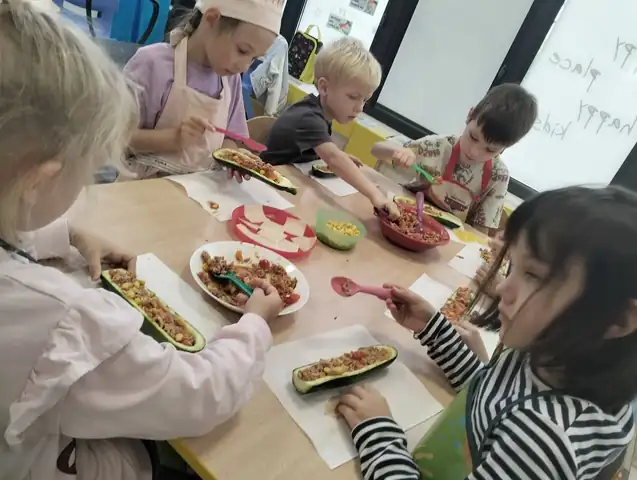 Nadziewanie cukinii warzywnym farszem