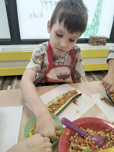 Nadziewanie cukinii warzywnym farszem