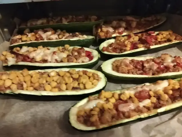 Faszerowana cukinia z kukurydzą i serem